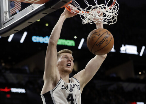 Dāvis Bertāns mačā pret Memfisas "Grizzlies" vairākkārt trieca bumbu grozā no augšas.