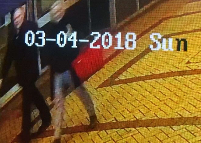 Krievu spiega indēšanas skandāls Lielbritānijā: parādījies pirmais novērošanas kameras video