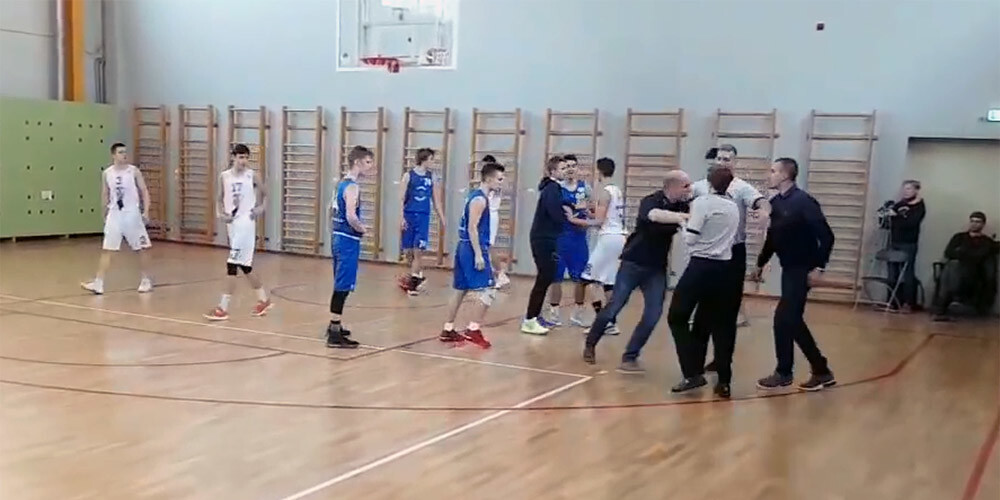Pamatīgi asumi Latvijas jaunatnes basketbola līgas spēlē. Nedaudz pietrūkst, lai treneri izkautos