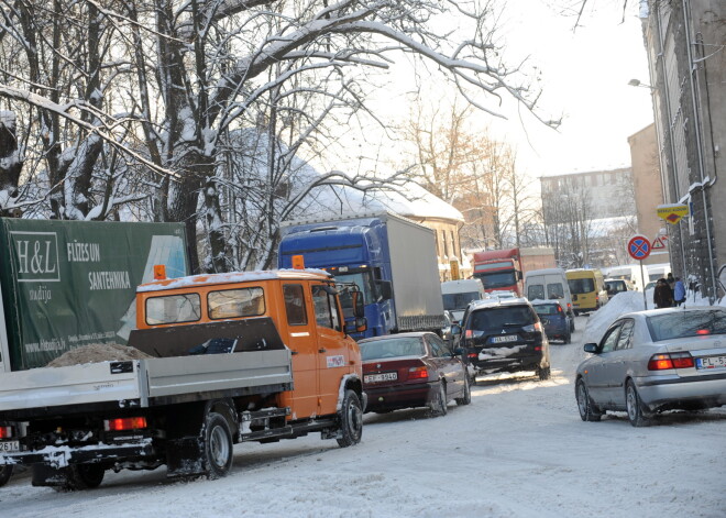 Daugavgrīvas ielā negadījumā cietis cilvēks; abos virzienos pamatīgi sastrēgumi