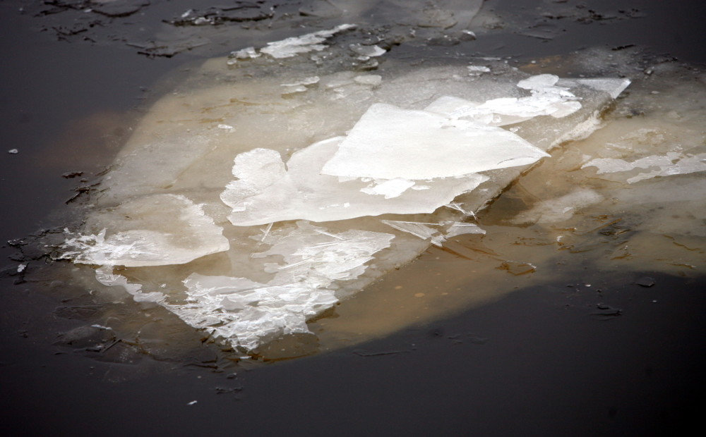 Glābēji Liepājā no jūrā atlūzuša ledus gabala nocēluši bērnu