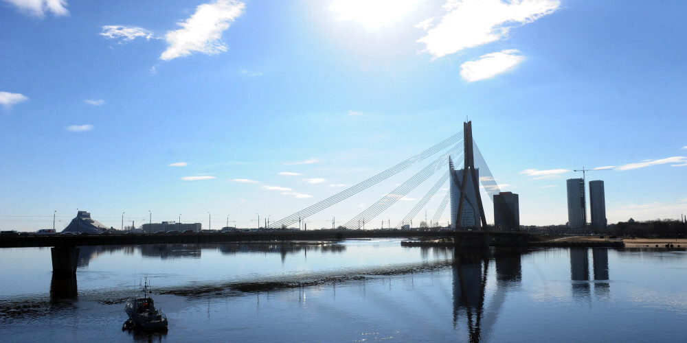 Vanšu tilts ir slīpsaišu tilts pār Daugavu Rīgā, tā garums ir 312 metri. Tilts atklāts 1981. gada 17. jūlijā, pēc citas informācijas 21. jūlijā, kā Gorkija tilts. Tas ir viena pilona slīpsaišu tilts ar vienā plaknē izvietotām vantīm ar garāko laidumu pasaulē. Tilts ir vistālāk uz ziemeļiem esošais Daugavas šķērsojums.