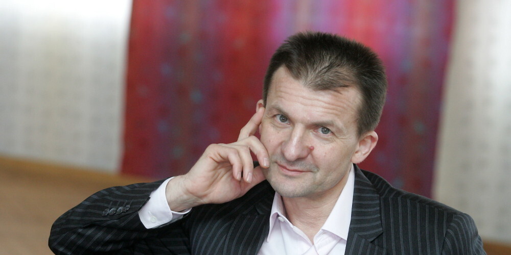 Vladimirs Vaškevičs (dzimis 1960.gada 15.aprīlī) savulaik bijis Valsts Ieņēmu dienesta ģenerāldirektora vietnieks, Muitas kriminālpārvaldes direktors. Šķīries, bij. sieva Ināra Vilkaste. 2007.5.- mediji ziņo, ka prokuratūra sākusi kriminālprocesu, kurā veikta kratīšana Vaškeviča darbavietā un šķirtās sievas I.Vilkastes mājā, pamatojoties uz aizdomām, ka Vaškevičs lobē Latvijas lielākā vistu olu ražotāja "Balticovo" intereses 2007.5.- noticis slepkavības mēģinājums, uzspridzinot Vaškeviča automašīnu "Subaru Impreza", Vaškevičs smagā stāvoklī nogādāts Rīgas 1.slimnīcā un ievietots Reanimācijas nodaļā 2011.1. aizturēts kriminālprocesā aizdomās par kukuļdošanu lielā apmērā. Kukulis dots Valsts ieņēmuma dienesta amatpersonai, lai tā pienācīgi neveiktu amata pienākumus kontrabandas apkarošanā, nodokļu nomaksas kontrolē un nekonstatētu pārkāpumus attiecībā pret konkrētām personām 2011.10. - par atkārtotu nepatiesu ziņu norādīšanu valsts amatpersonas ienākumu deklarācijā Rīgas pilsētas Ziemeļu rajona tiesa piespriedusi divu gadu cietumsodu