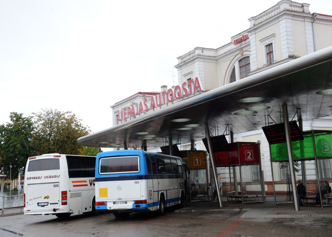 Astoņgadīgai meitenei Liepājā palaimējas, ka ar viņu vienā autobusā brauc policists; viņš apmaldījušos bērnu nogādā mājās