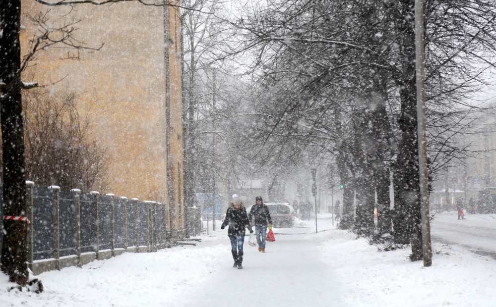 Ceturtdien visā Latvijā gaidāma ilgstoša snigšana