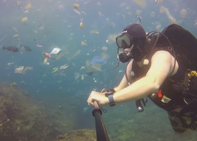 Video: pasauli satriec nirēja nofilmēta aina tūristu iemīļotās Bali salas šķietami skaistajos ūdeņos