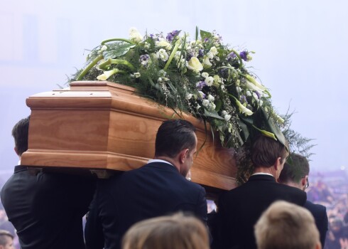 Около 10 000 человек пришли на похороны итальянского футболиста, который умер в 31 год