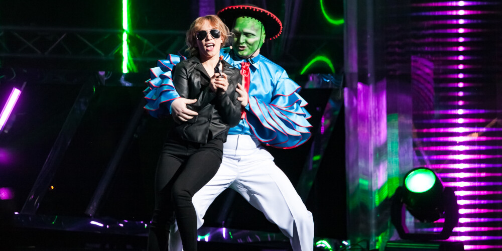 Juris Jope, izpildot “Cuban Pete Song”. Starp citu, skaisto tērpu dziedātājam speciāli pašuvuši Operas meistari. 