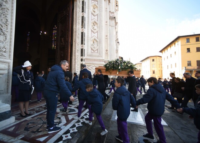 Florencē, Itālijā, ceturtdien pēdējā gaitā izvadīts futbolists, kluba "Fiorentina" kapteinis Davide Astori. Viņa pāragrā nāve pagājušās nedēļas izskaņā satrieca vai visu Itāliju un futbola pasauli.