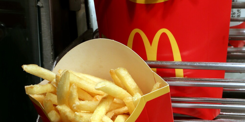 Rīgas "McDonald's" sāk piegādāt ēdienu arī uz mājām