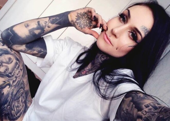 Soctīklos populārākās latvietes Monami Frost dzīves ainiņas.