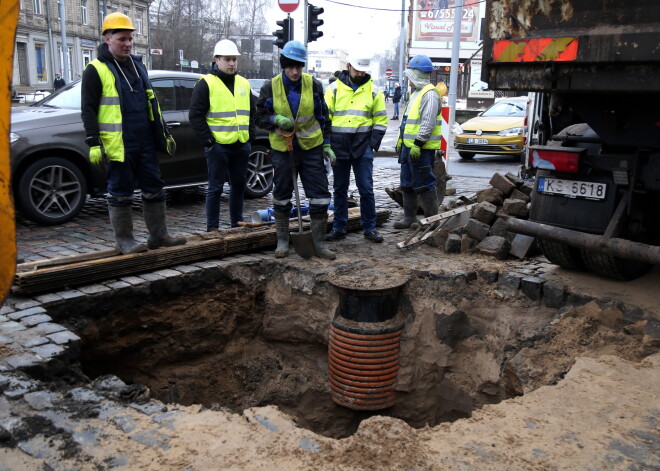 Rīgā pie VEF Gaisa tilta iebrukusi Brīvības iela