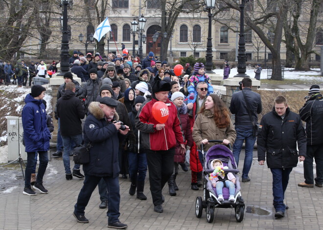 Partijas "Latvijas Krievu savienība" rīkotais gājiens saistībā ar Centrālās vēlēšanu komisijas lēmumu nevirzīt referendumam likumprojektu par mazākumtautību skolu autonomiju.