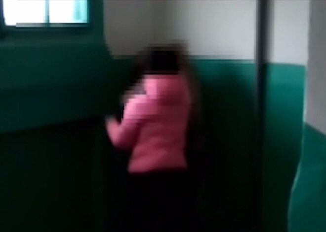 Пьяные школьницы в прямом эфире избили одноклассницу из-за парня