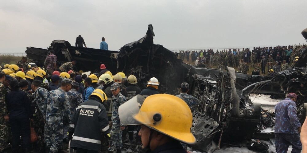 Nepālā nogāzusies lidmašīna ar 67 pasažieriem; 49 atzīti par mirušiem