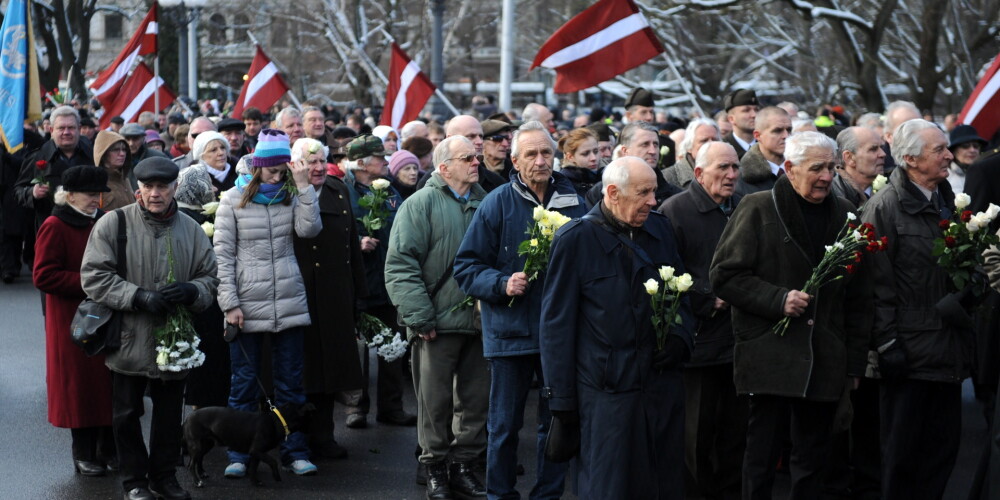 Gājiena dalībnieki dodas nolikt ziedus pie Brīvības pieminekļa, godinot latviešu leģionāru piemiņu.