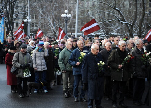 Gājiena dalībnieki dodas nolikt ziedus pie Brīvības pieminekļa, godinot latviešu leģionāru piemiņu.