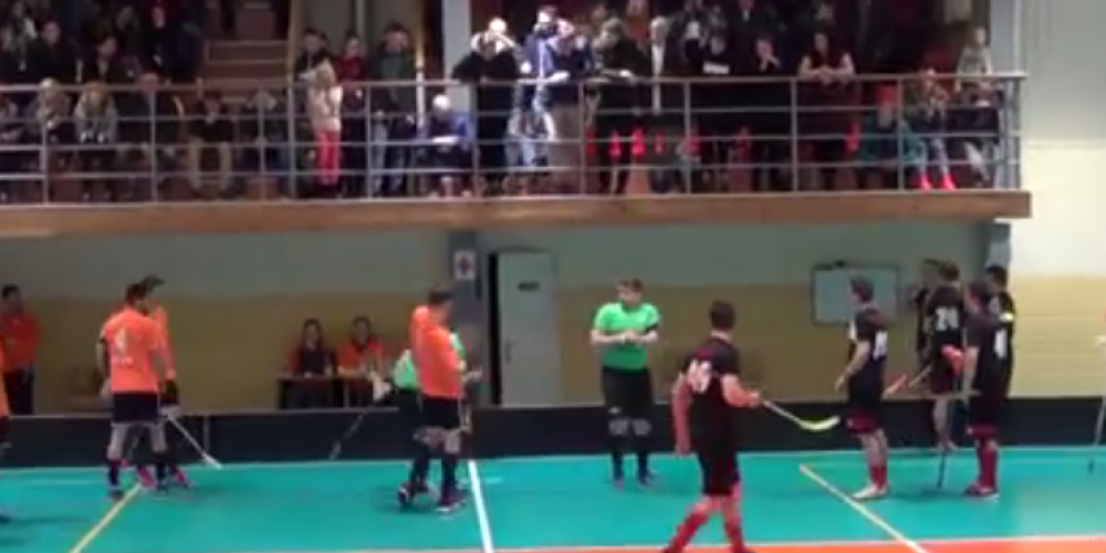 VIDEO: Latvijas florbola čempionātā noskaities spēlētājs iemet ar nūju mača tiesnesim