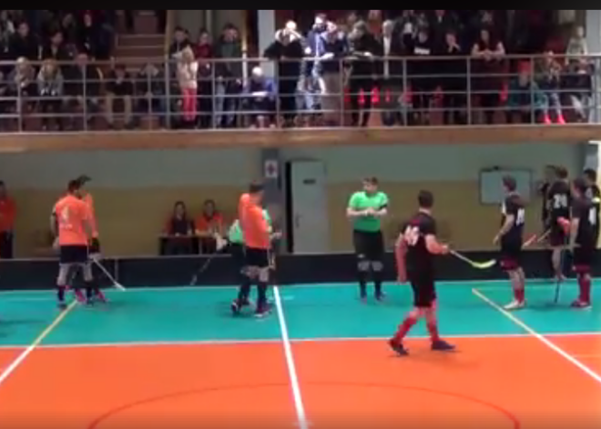 VIDEO: Latvijas florbola čempionātā noskaities spēlētājs iemet ar nūju mača tiesnesim