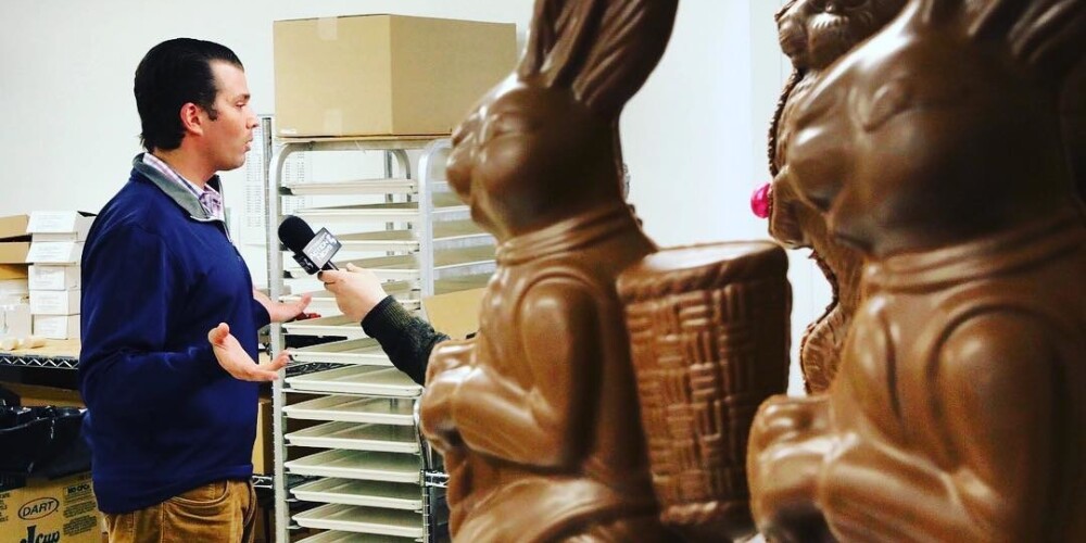 "Шоколадный заяц": Трамп-младший стал объектом насмешек из-за неудачного фото