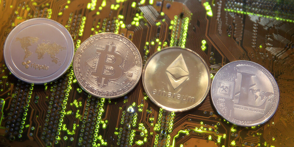 Kriptonauda jeb kriptovalūta ir maiņas līdzeklis, kas izmanto kriptogrāfiju, lai aizsargātu darījumus un kontrolētu jaunu vienību emisiju. Tās pieder pie alternatīvām valūtām un ciparnaudas. Pirmā kriptovalūta bija Bitcoin, kas tika radīta 2009. gadā. Kopš tā laika ir radītas arī daudzas citas kriptovalūtas. Tipiska kriptovalūtu īpašība ir decentralizēta kontrole, kas to atšķir no centralizētām elektroniskās naudas sistēmām, kā, piemēram, PayPal. Vēl viena īpašība ir darījumu pierakstīšana publiskā žurnālā.