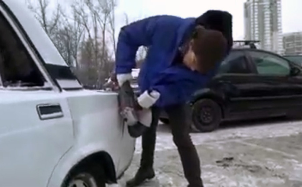 Makgaivera izdoma: lai novietotu savu automašīnu, vīrietis ar fleksi nozāģē sveša 