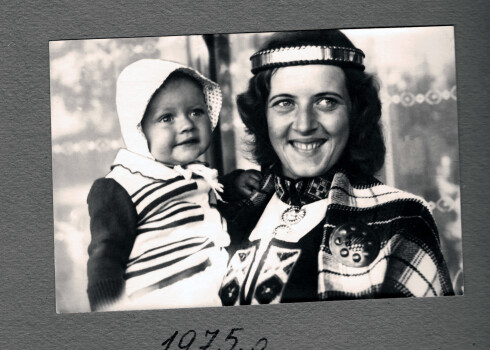 Ilze Smeltere knapi gadiņu veca 1975. gadā. Mamma, skaista kā Milda, paņēmusi mazo līdzi uz kādu koncertu.