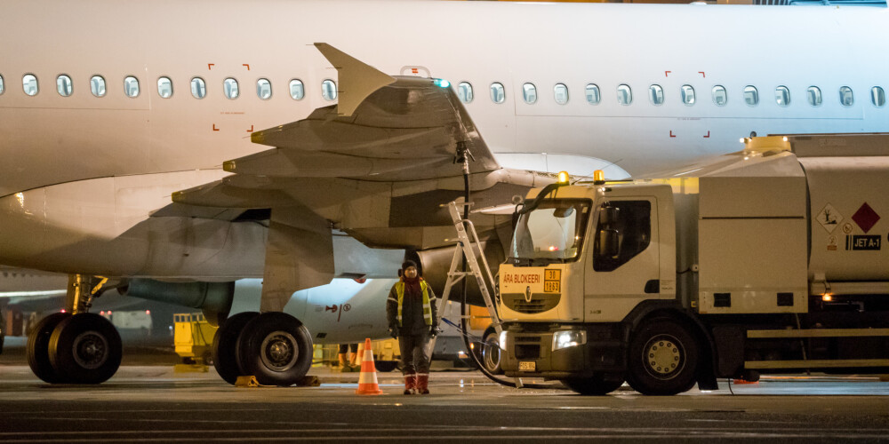 Izmeklētāji: Latvijas lidmašīnai, nolaižoties Tallinā, bija apstājušies abi dzinēji
