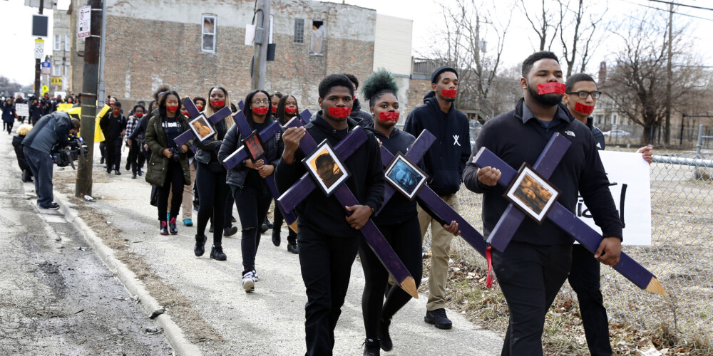 Foto: skolēni ASV protestē pret ieročiem un vardarbību