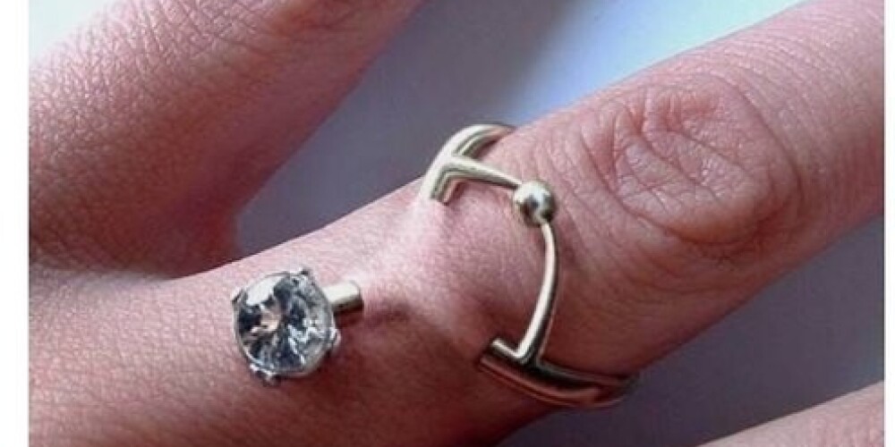 Пирсинг пальца — новый (пугающий) способ носить бриллианты