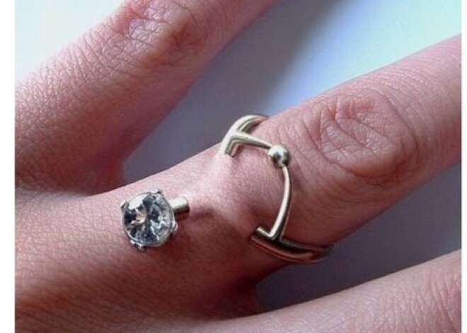 Пирсинг пальца — новый (пугающий) способ носить бриллианты