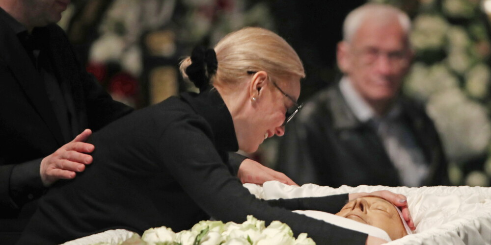 Убитая горем вдова Олега Табакова едва держалась на ногах
