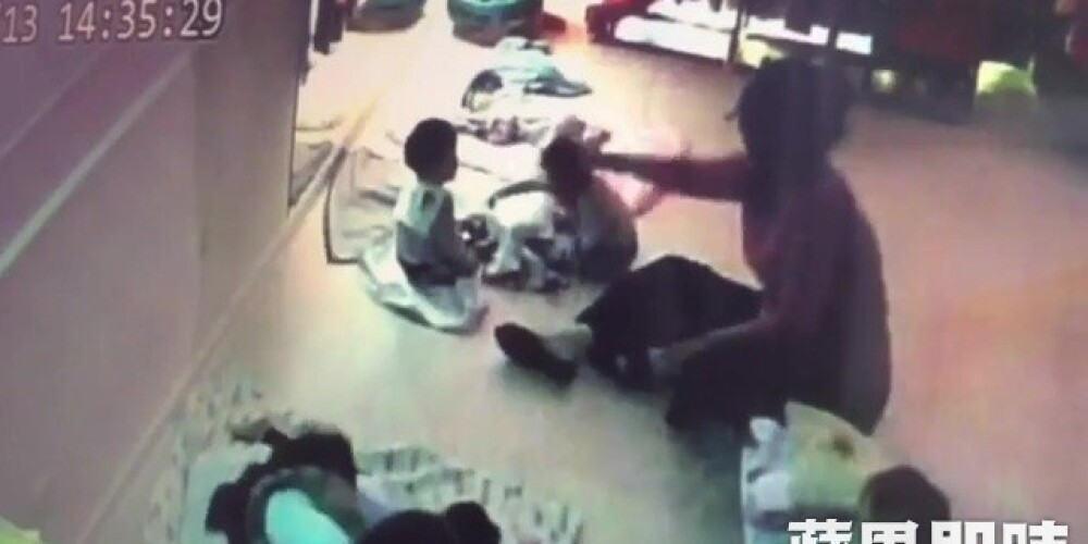 Шокирующие кадры: воспитательница в детском саду жестоко избивает 8-месячную малышку