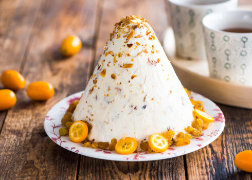 Pashu var rotāt ar svaigiem augļiem, taču var atstāt arī askētiski vienkāršā, neizrotātā izskatā.