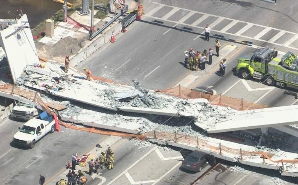 Maiami sabrucis nupat uzcelts tilts, mašīnās zem tā miruši cilvēki