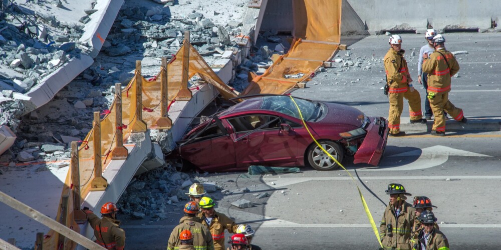Обрушение пешеходного моста в США: под обломками оказались машины с людьми