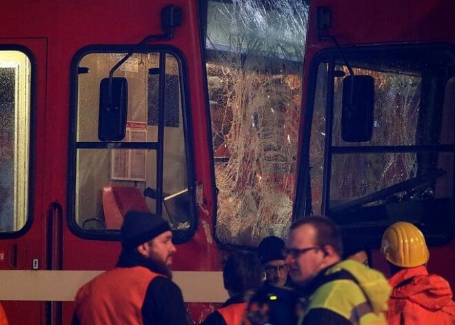 Pārdzēries tramvaja vadītājs Vācijā izraisa sadursmi ar citu tramvaju; cietuši 43 cilvēki