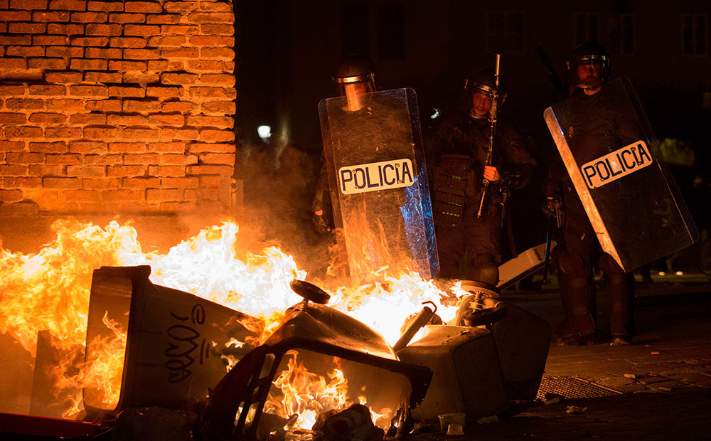 Madrides ielas pārņēmis haoss: izcēlušās vardarbīgas sadursmes starp imigrantiem un policiju