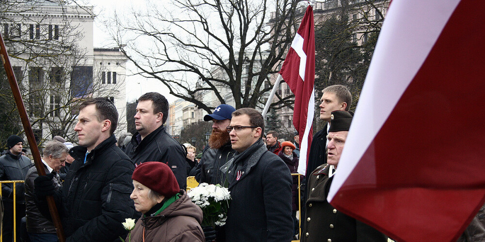 Nacionālās apvienības priekšsēdētājs Raivis Dzintars kopā ar partijas jauniešiem turpināja tradīciju apciemot latviešu leģionārus.