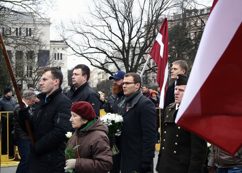 Nacionālās apvienības priekšsēdētājs Raivis Dzintars kopā ar partijas jauniešiem turpināja tradīciju apciemot latviešu leģionārus.