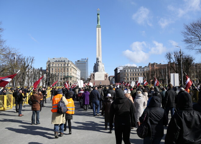 Notiek organizācijas "Daugavas Vanagi" rīkotais leģionāru piemiņas gājiens no Rīgas Svētā Jāņa baznīcas pa Kaļķu ielu līdz Brīvības piemineklim.