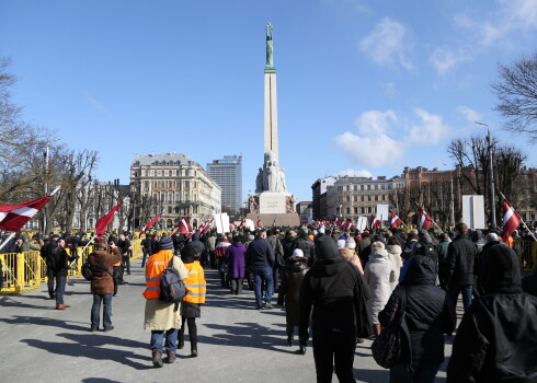 Notiek organizācijas "Daugavas Vanagi" rīkotais leģionāru piemiņas gājiens no Rīgas Svētā Jāņa baznīcas pa Kaļķu ielu līdz Brīvības piemineklim.