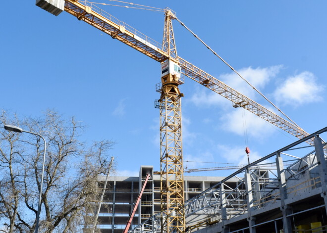 Sēta ap daudzfunkcionālā tirdzniecības centra "Akropole" būvlaukumu.