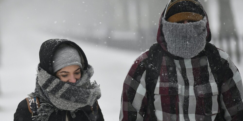 Sestdiena Eiropā sākusies ar spēcīgu spelgoni: brīdinājums 18 valstīs, sniega biezums dažviet - pusmetrs