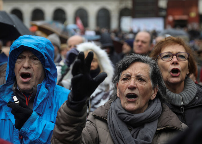 Tūkstošiem pensionāru Spānijas ielās pieprasa palielināt pensiju