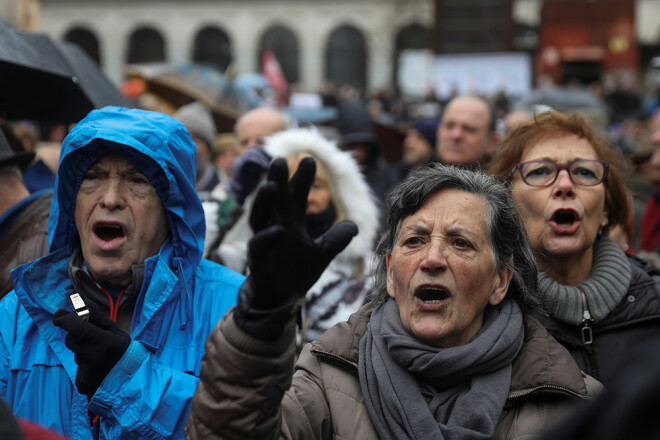 Madridē protestētāji devās ielās par spīti lietum un aukstumam.