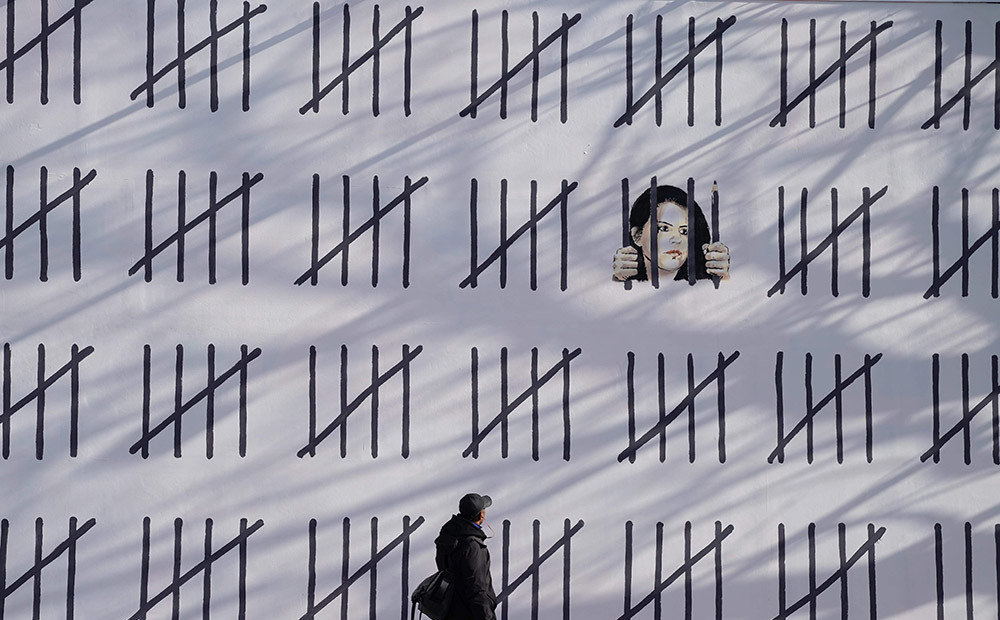 Banksijs ar gigantisku grafiti pieprasa atbrīvot ieslodzīto kurdu mākslinieci