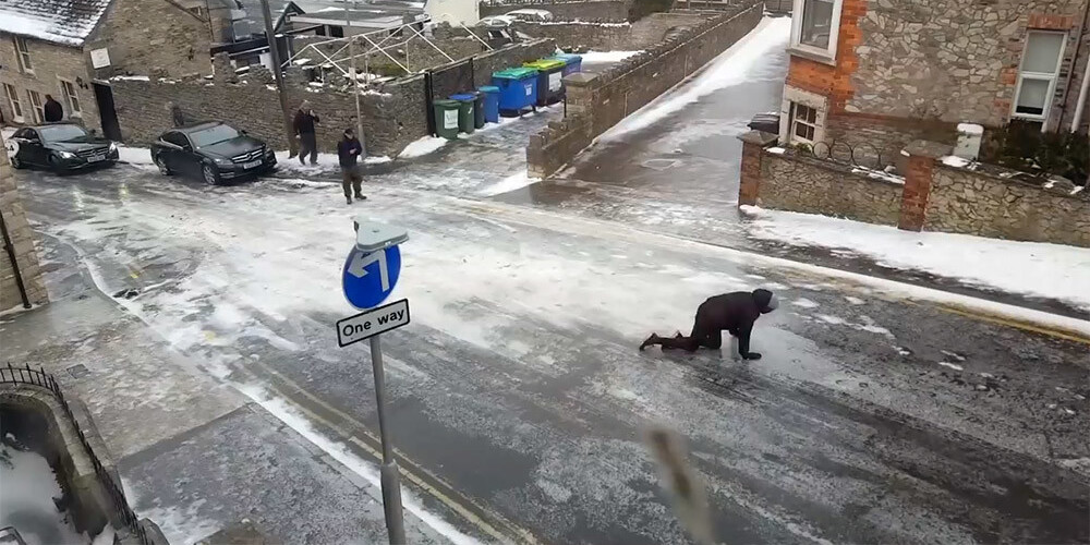 Jautrs video: Neviena persona nespēj pievarēt šo ledus klāto ielu