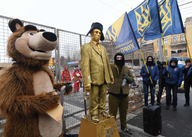 Ukrainā ar lāčiem un balalaikām protestē pret Putinu