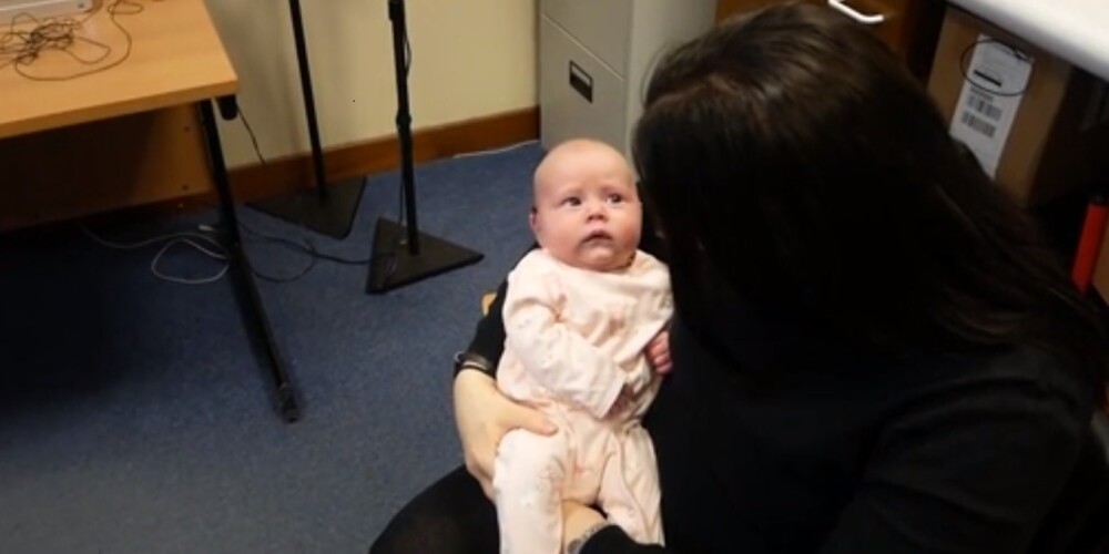Трогательное видео: глухая от рождения малышка впервые слышит голос матери
